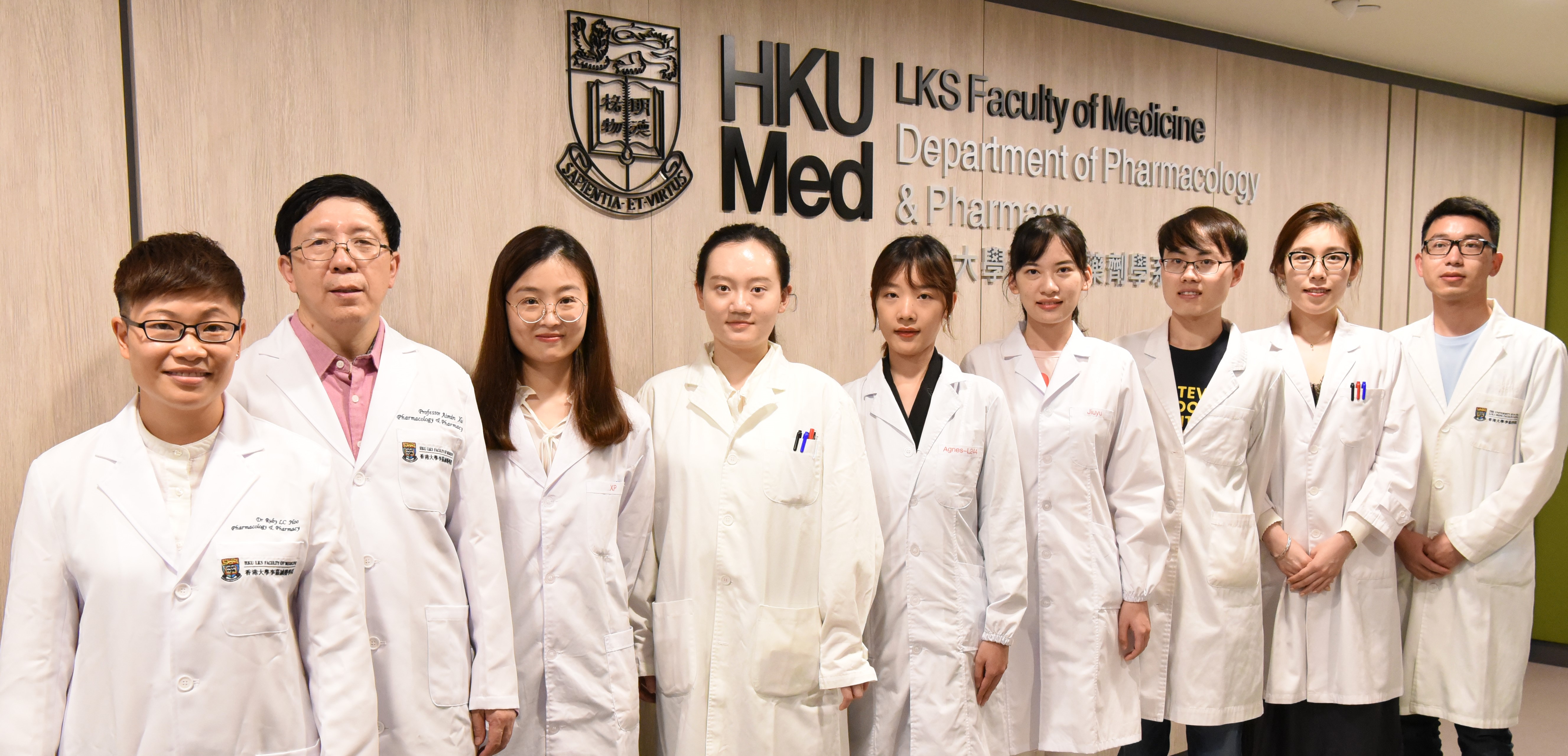 Dr Ruby Hoo and Professor Xu Aimin from HKUMed Pharmacology and Pharmacy, together with their research team members.