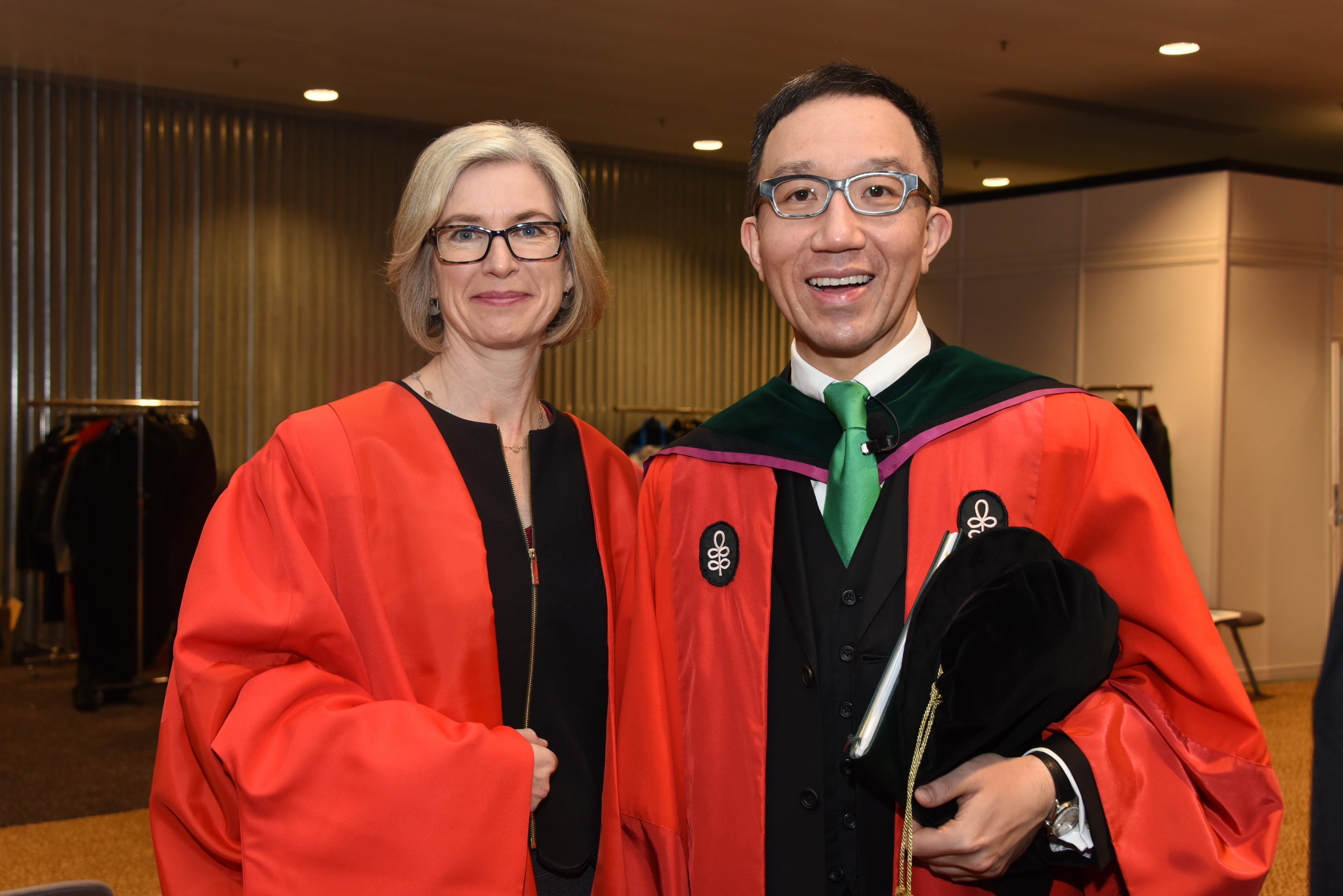 諾貝爾化學獎得主珍妮花・杜德納教授與港大醫學院院長梁卓偉教授合照。