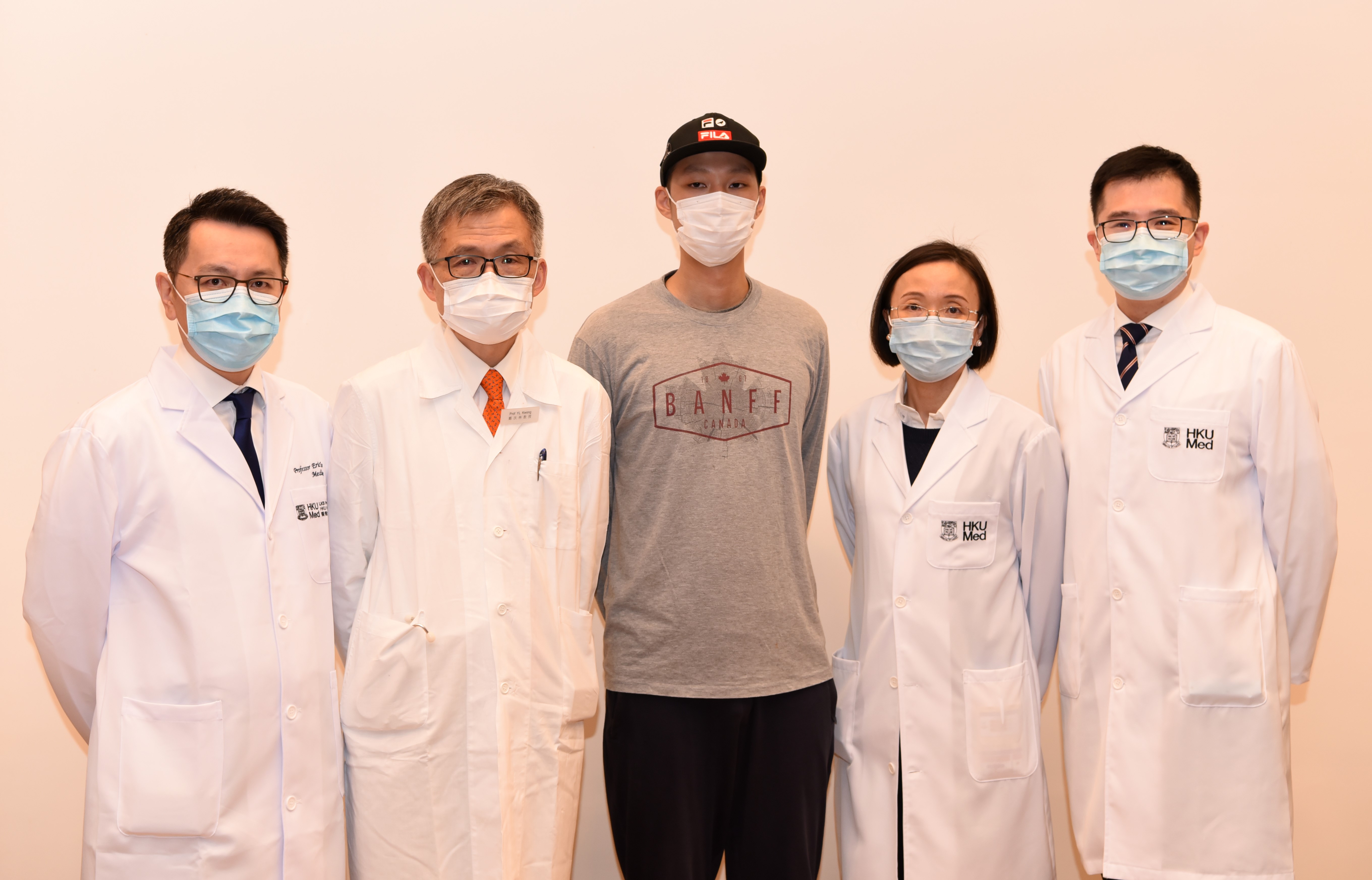 研究團隊謝偉財教授、鄺沃林教授、沈佩妍醫生及陳守仁醫生，與病人劉先生。