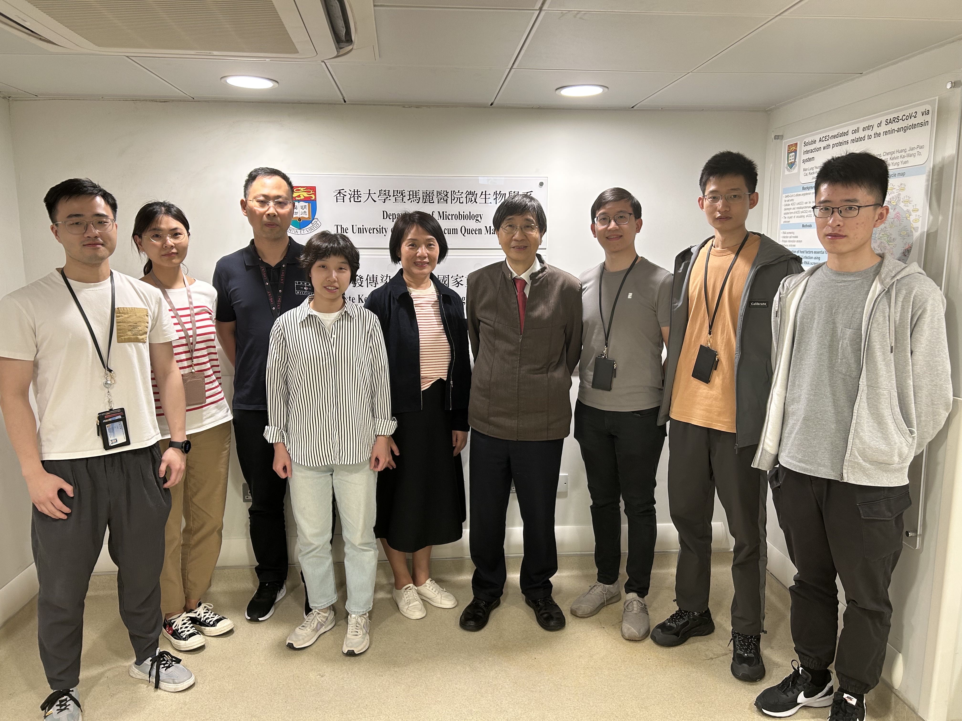 A research team from HKUMed uncovered a novel mechanism for the high transmissibility of SARS-CoV-Omicron variant. The research team members include: (from left) Yu Yifei, Huang Jingjing, Dr Li Cun, Wan Zhixin, Dr Zhou Jie, Professor Yuen Kwok-yung, Dr Chiu Man-chun, Zhu Xiaoxin and Zhang Shuxin.