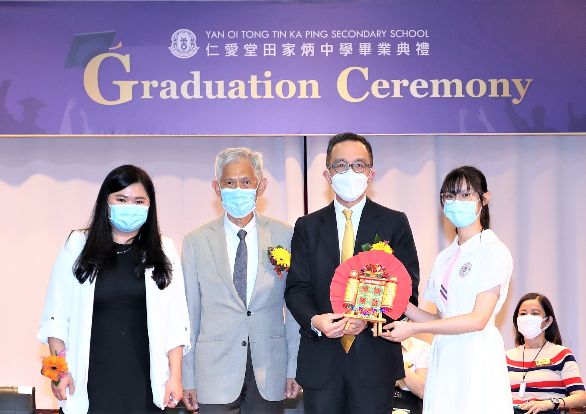 Professor Gabriel Leung, Dean of HKUMed at the graduation ceremony of Yan Oi Tong Tin Ka Ping Secondary School.