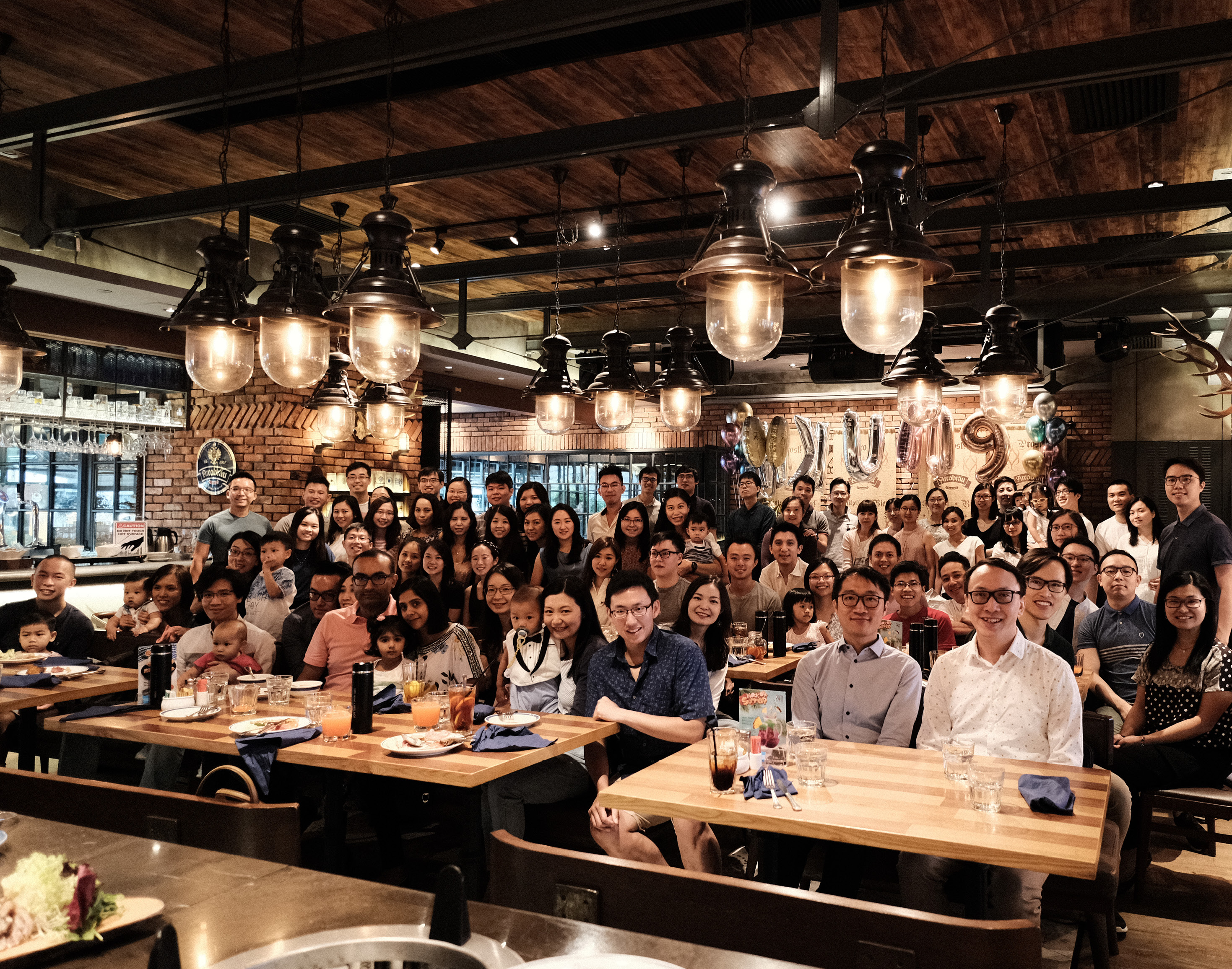 A group of HKUMed alumni in a gathering.