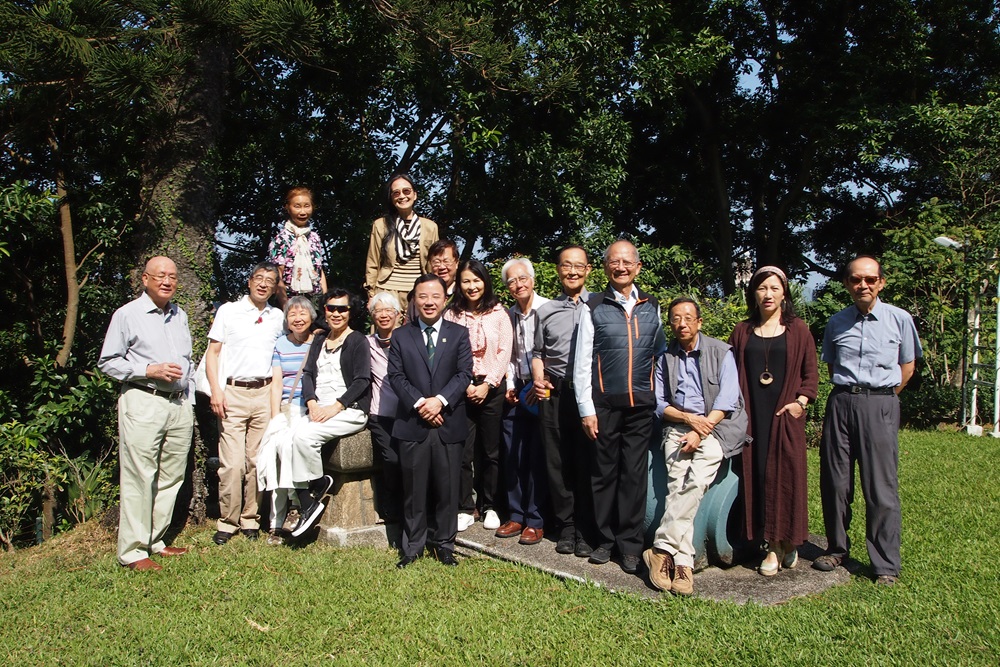 Class reunion photo